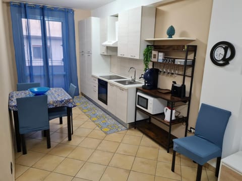 Kitchen or kitchenette, Dining area, oven, stove