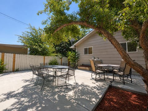Patio, Day, Summer, Garden, Seating area, Dining area