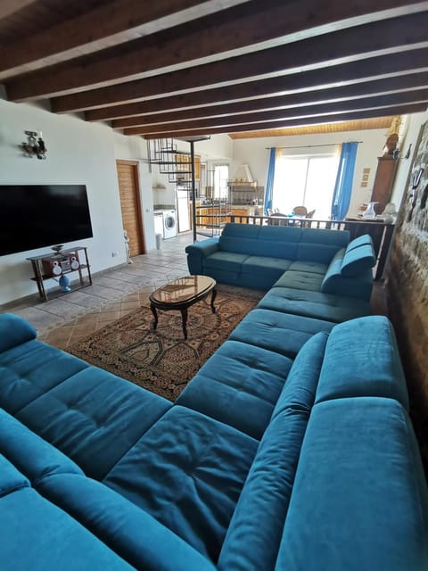 TV and multimedia, Living room, Seating area, Evening entertainment