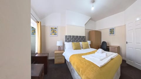 Bed, Photo of the whole room, wardrobe