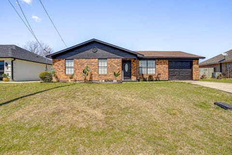 7 Mi to Lake Bridgeport Home with Yard and Grill! House in Texas