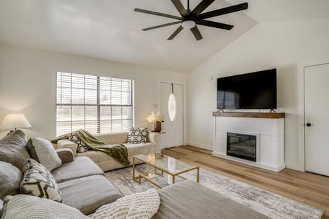 7 Mi to Lake Bridgeport Home with Yard and Grill! House in Texas