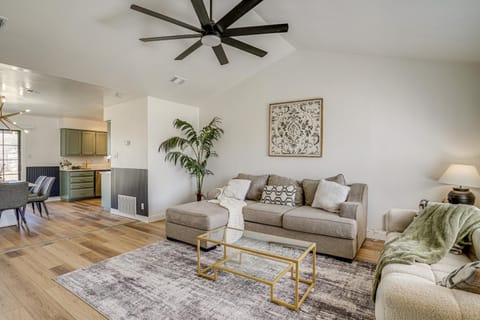 7 Mi to Lake Bridgeport Home with Yard and Grill! House in Texas