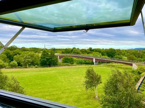 Private Bedroom & Bathroom with Amazing View in Quirky Townhouse Vacation rental in Glasgow