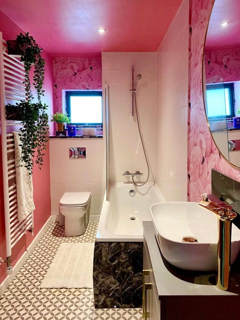 Private Bedroom & Bathroom with Amazing View in Quirky Townhouse Vacation rental in Glasgow
