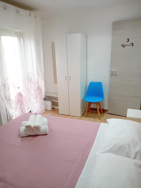 Balcony/Terrace, Photo of the whole room, Bedroom, Street view, locker, wardrobe