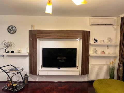 TV and multimedia, Living room, Seating area, air conditioner