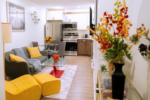 Property building, Kitchen or kitchenette, Living room, Seating area, Dining area, oven