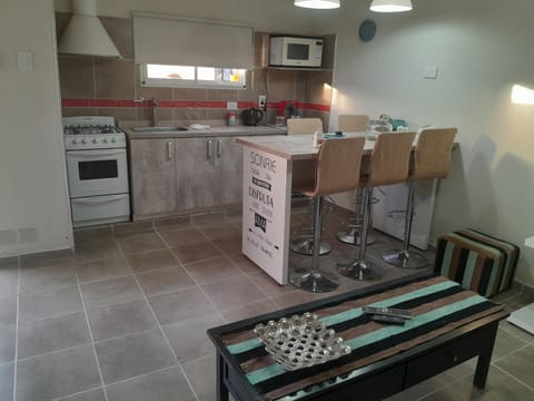 Kitchen or kitchenette, Dining area, minibar, oven, pet friendly, stove, toaster