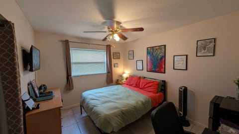Bed, TV and multimedia, Photo of the whole room, Bedroom