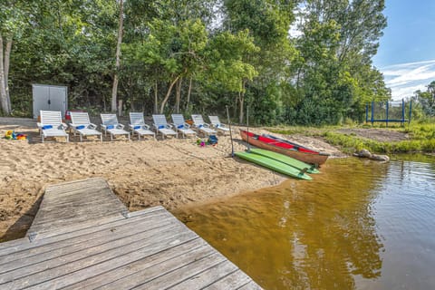 Hidden Oasis with indoor pool, exotic room and private lake House in New Berlin