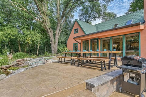 Hidden Oasis with indoor pool, exotic room and private lake House in New Berlin