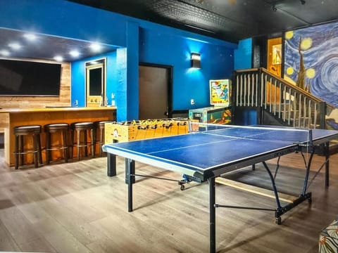 Hidden Oasis with indoor pool, exotic room and private lake House in New Berlin