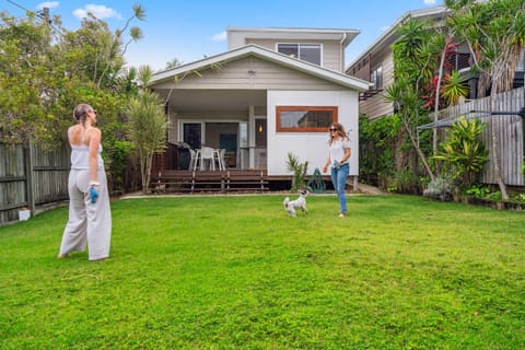 Property building, Natural landscape, Garden, Garden, Pets, Garden view