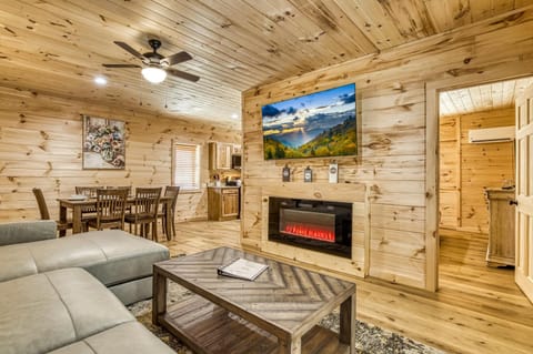 Serenity Brook- Pickleball Court, Creek, WIFI, Mountain Views, Starting at 99 House in Cosby