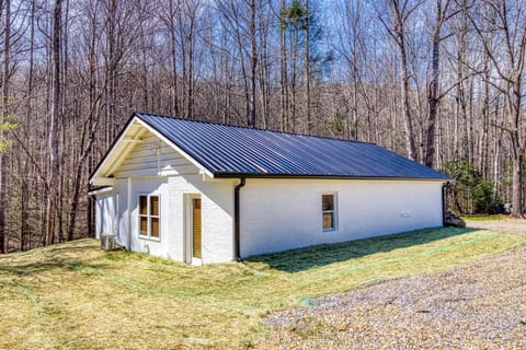 Serenity Brook- Pickleball Court, Creek, WIFI, Mountain Views, Starting at 99 House in Cosby