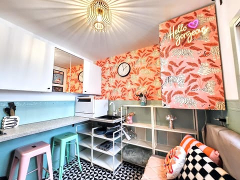 Groovy Feelin' Studio Apartment in L'Hospitalet de Llobregat