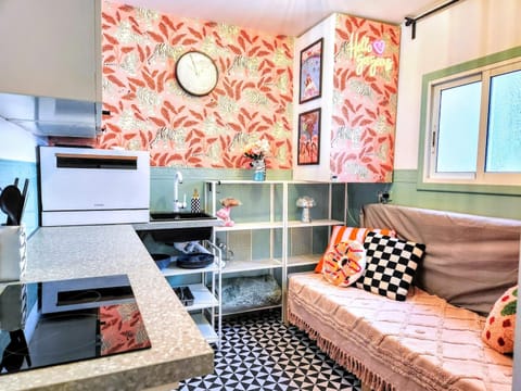 Groovy Feelin' Studio Apartment in L'Hospitalet de Llobregat