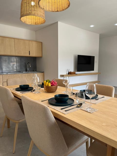 Communal lounge/ TV room, TV and multimedia, Kitchen or kitchenette, Living room, Food and drinks, Seating area, Dining area, Food, Drinks, minibar