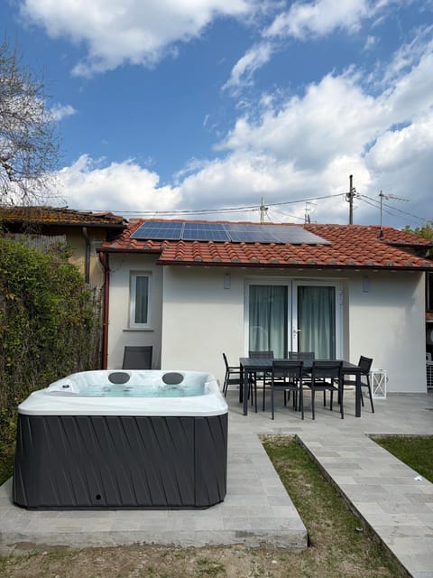 Dining area, Pool view