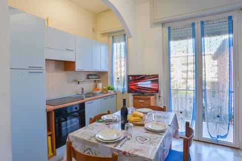 Kitchen or kitchenette, Dining area, oven, stove