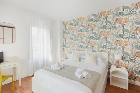 Bed, TV and multimedia, Photo of the whole room, Bedroom, towels