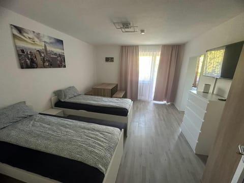 Bed, TV and multimedia, Photo of the whole room, Bedroom