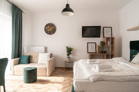 Bed, TV and multimedia, Photo of the whole room