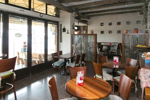 Lounge or bar, Food and drinks, Other, Decorative detail, Food, Breakfast, Continental breakfast, Italian breakfast, Drinks, Alcoholic drinks, Non alcoholic drinks