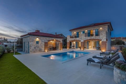 Property building, Patio, Natural landscape, Pool view, Swimming pool, sunbed