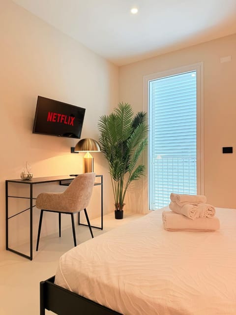 Bed, TV and multimedia, Photo of the whole room, Bedroom