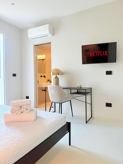TV and multimedia, Photo of the whole room, air conditioner