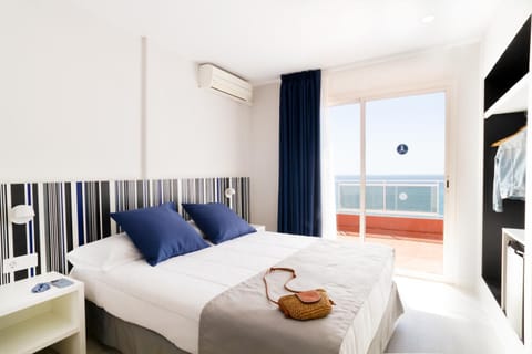 Photo of the whole room, Sea view, oven, air conditioner