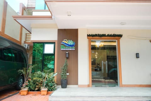 Facade/entrance