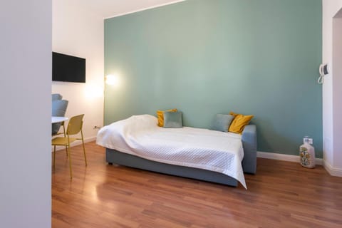 Bed, TV and multimedia, Photo of the whole room