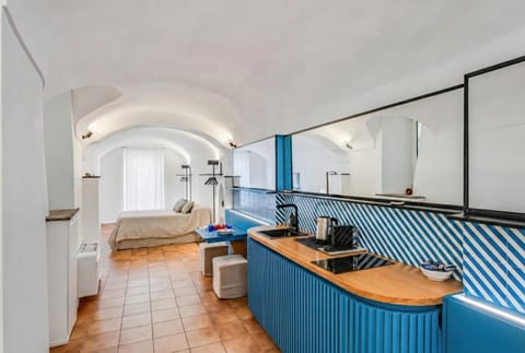 Coffee/tea facilities, Kitchen or kitchenette, Living room