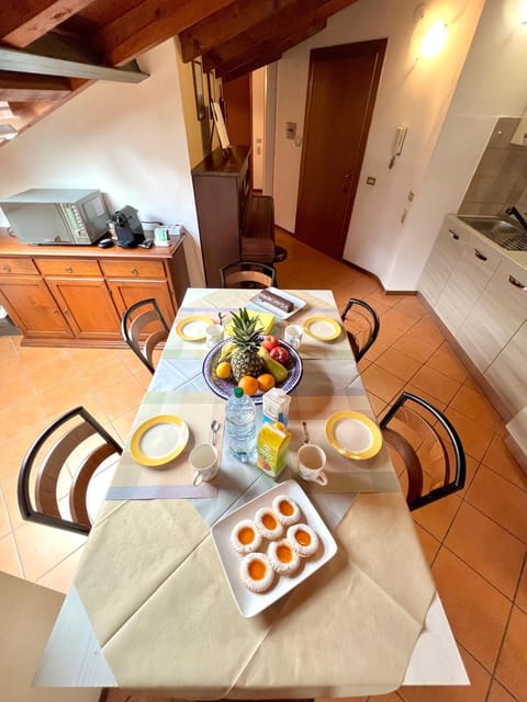 Kitchen or kitchenette, Food and drinks, Dining area, Food, Breakfast, Continental breakfast
