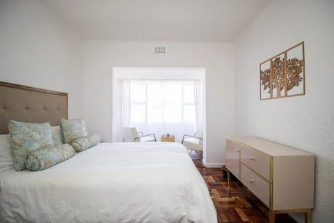 Bed, Seating area, Bedroom