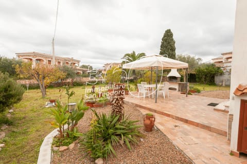 Property building, Patio, Day, Natural landscape, Garden, Garden view