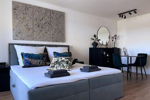 Bed, TV and multimedia, Bedroom