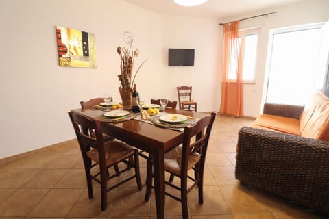 Communal lounge/ TV room, TV and multimedia, Living room, Seating area, Dining area