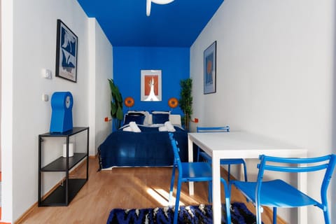 Bed, Dining area