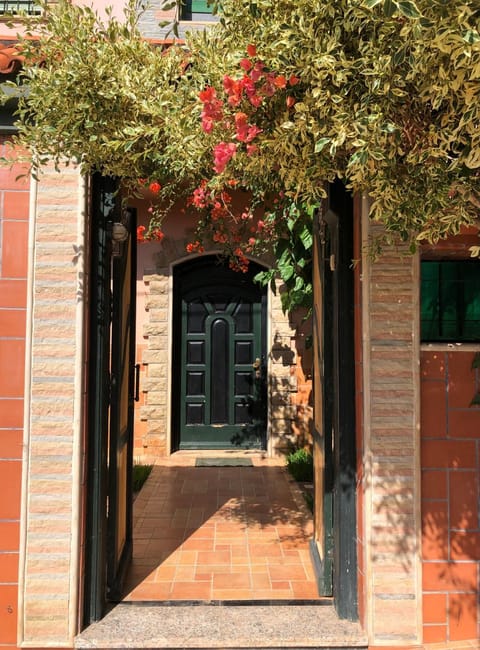 Facade/entrance