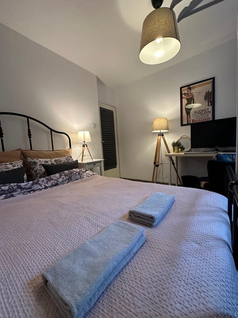 Bed, TV and multimedia, Photo of the whole room, Bedroom