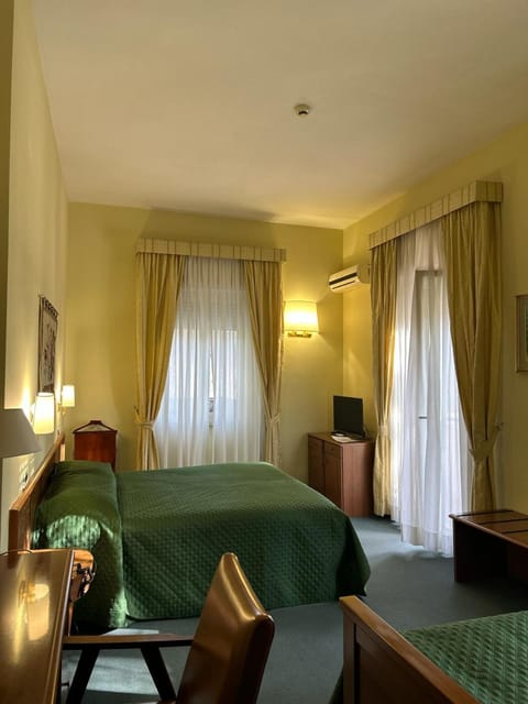 Bed, Photo of the whole room, Seating area, Bedroom