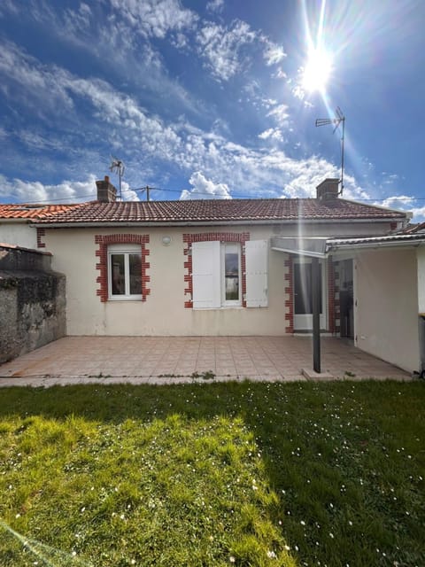Property building, Day, Garden, Garden view