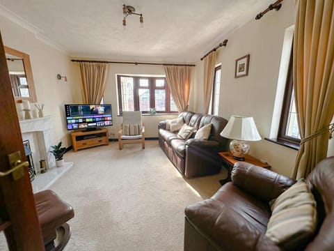 Communal lounge/ TV room, TV and multimedia, Living room, Seating area, Evening entertainment