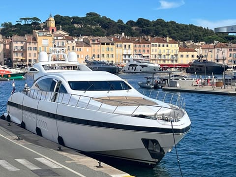 Bateau Mangusta 92 Docked boat in Cannes