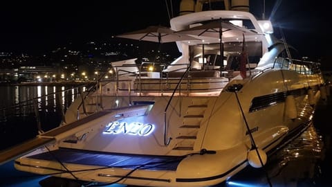 Bateau Mangusta 92 Docked boat in Cannes