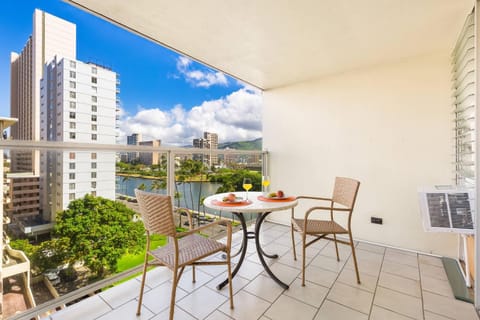 Day, View (from property/room), Balcony/Terrace, Seating area, Dining area, City view, Sea view